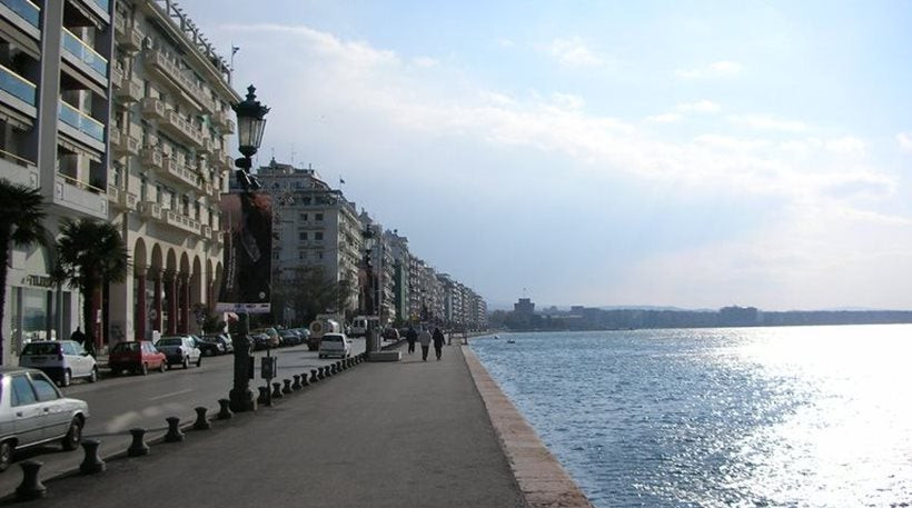 Ξύλο σε καφετέρια της Θεσσαλονίκης για τα μάτια μιας σερβιτόρας